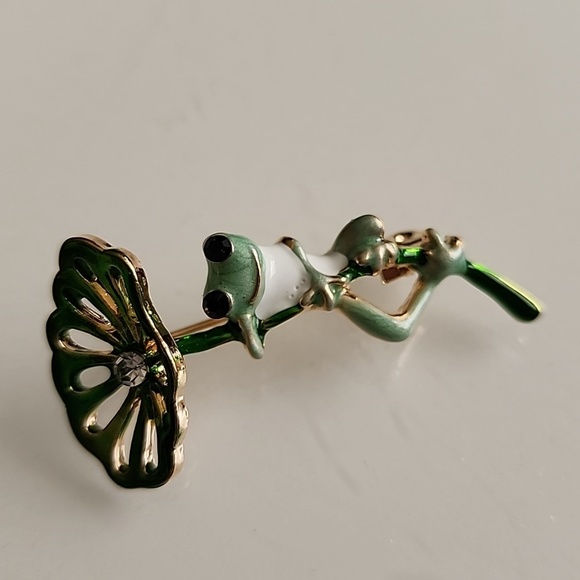 Tree Frog Gripping Lily pad Brooch quality Enamel Simulated gem - Picture 4 of 4